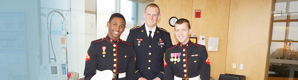 三名退伍军人身着军装的照片